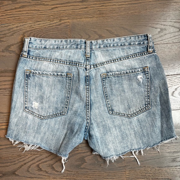 GAP Boyfriend Fit Distressed Frayed Hem Blue Denim Jean Short  Size 4-6/27-28 - Picture 3 of 3